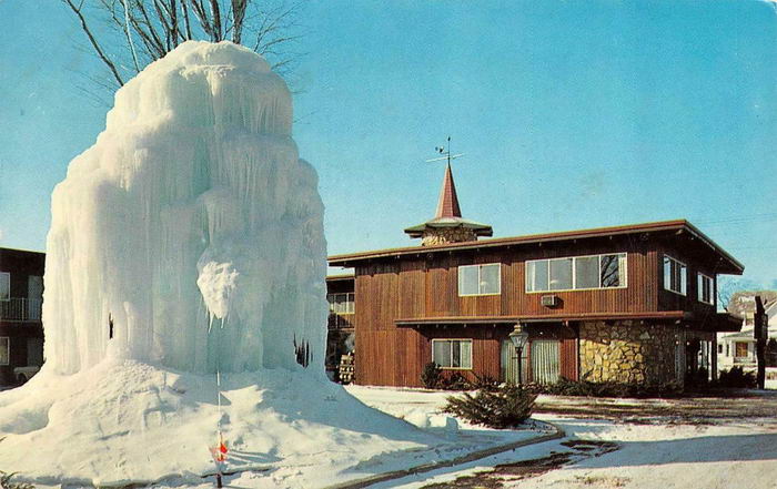 The Lodge (The Weathervane) - Old Postcard Photo